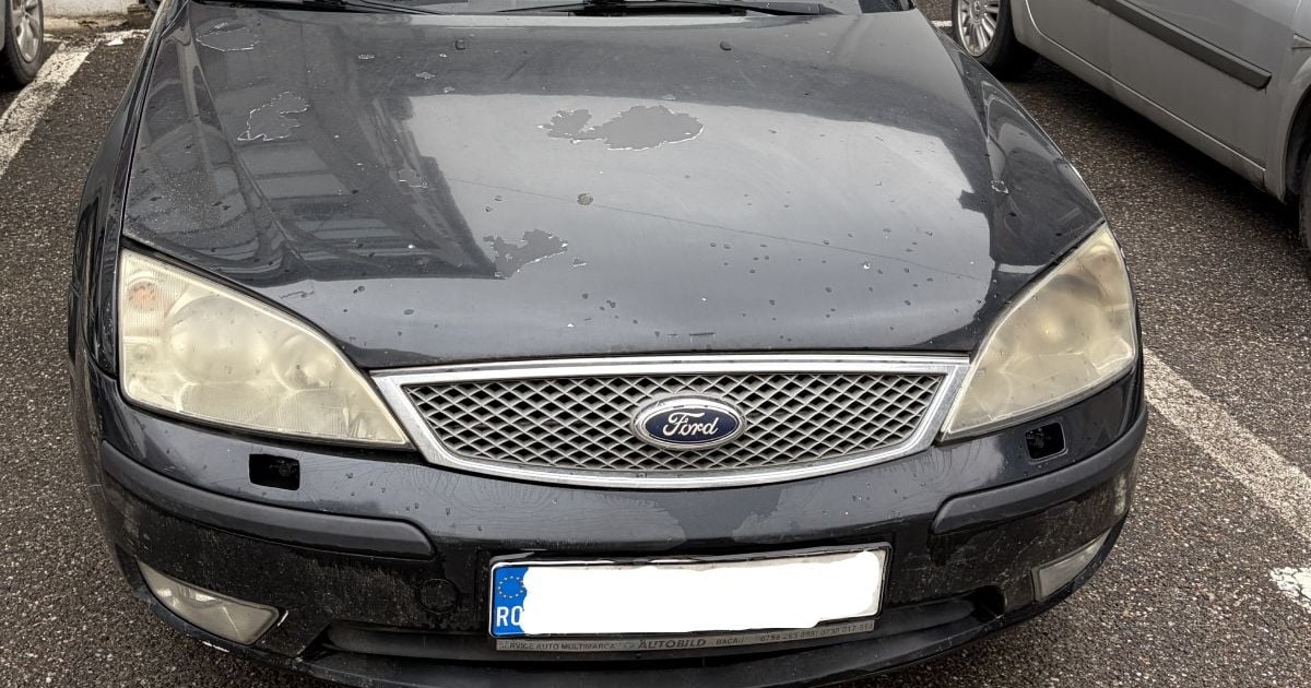 Ford Mondeo de culoare închisă, fotografiat din față, cu blur pe numărul de înmatriculare, scos la licitație de ANAF în mai 2026