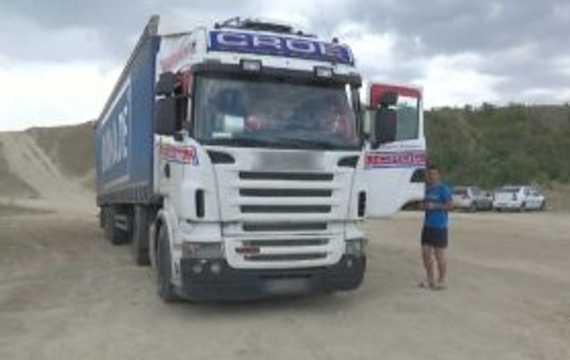 A parcat TIR-ul direct pe plaja din Corbu: „Ăsta e hotelul meu”. Ce a răspuns când i s-a cerut să plece