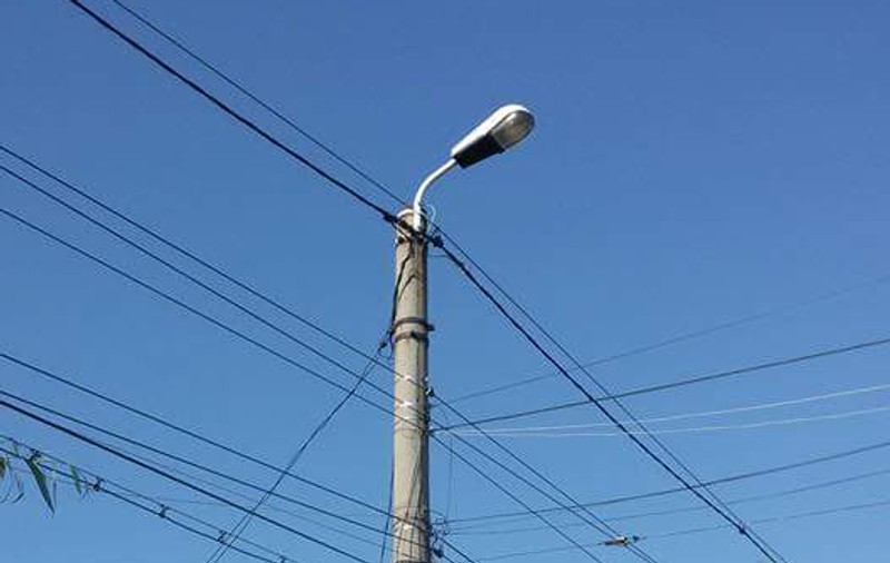 Trăiesc cu stâlpul de curent în casă de peste 25 de ani! FOTO