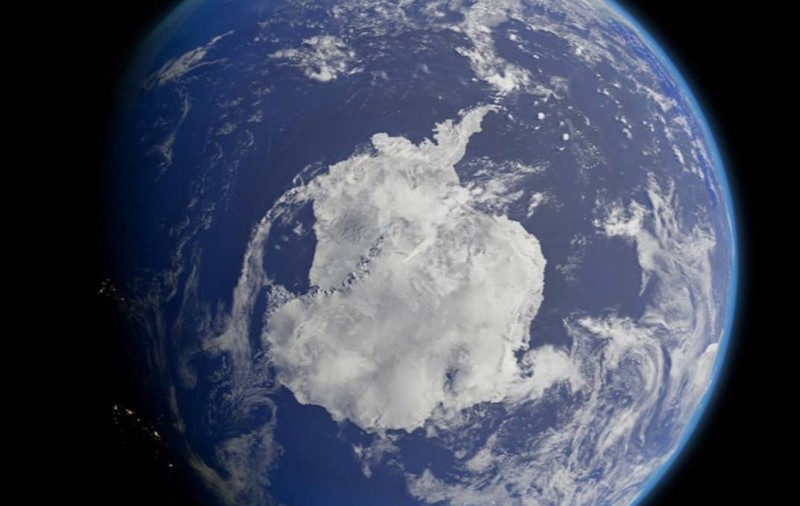 În 1987, lumea s-a temut de un dezastru și a interzis gazele toxice. Ce se întâmplă după 40 de ani cu gaura din stratul de ozon de deasupra Antarcticii. Sursă foto: Shutterstock