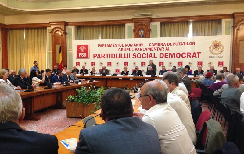 REPORTAJ. Dragnea şi Dăncilă, în uralele pensionarilor PSD. „Ghioceii de la tâmplele voastre, un model de viaţă”