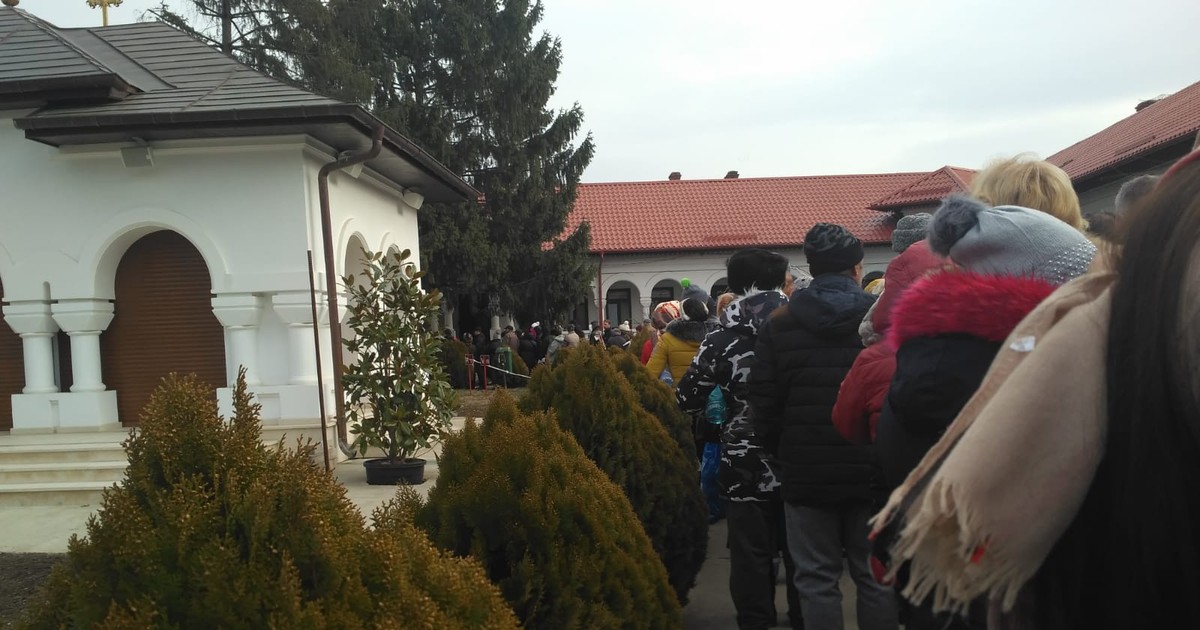 FOTO/ Mii de pelerini la mănăstirea prahoveană Ghighiu au stat la cozi de zeci de metri pentru agheasmă