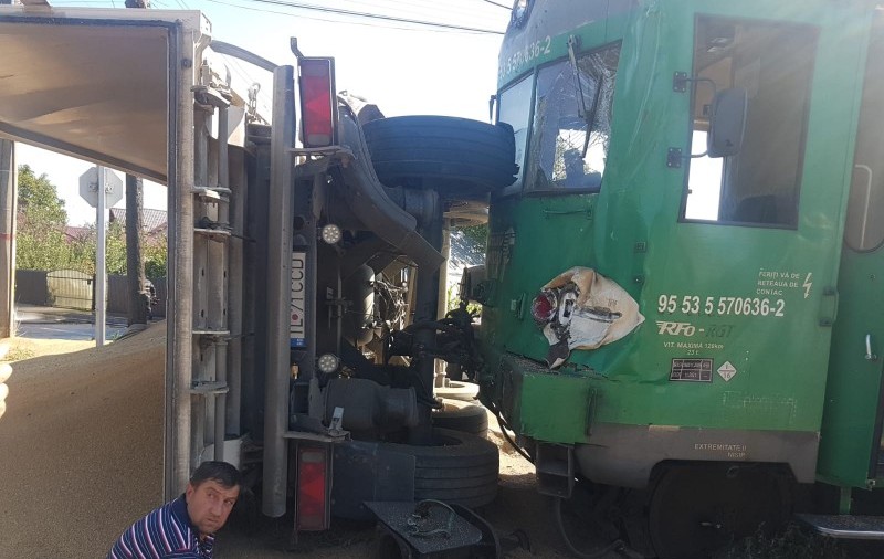 Un tren cu 30 de călători a deraiat în Botoșani după ce a lovit un camion. Imagini șocante cu accidentul / VIDEO