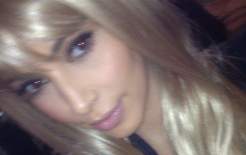 Kim Kardashian și-a schimbat din nou look-ul. Îți place cum îi stă blondă?