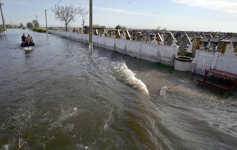 Cod portocaliu de inundaţii pentru râuri din 11 judeţe, până luni