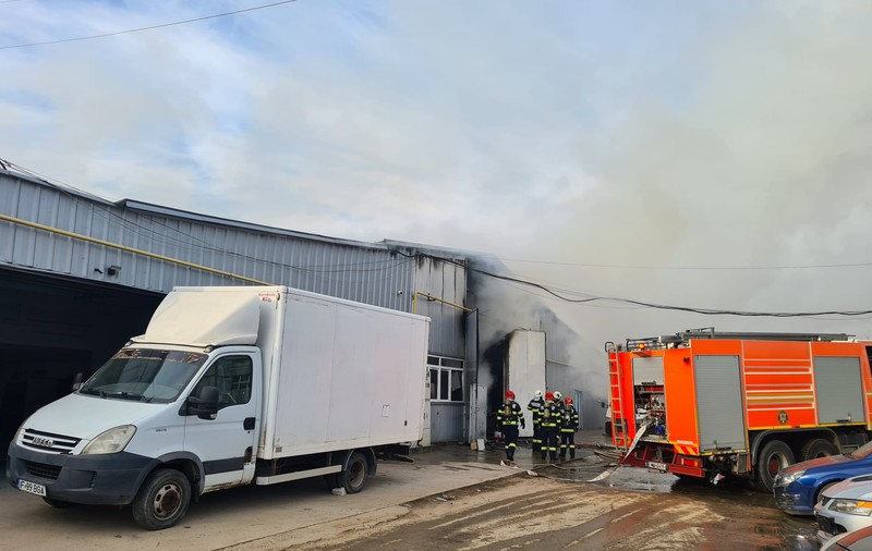 Incendiu puternic la o hală din Pantelimon. Intervin pompierii cu 8 autospeciale