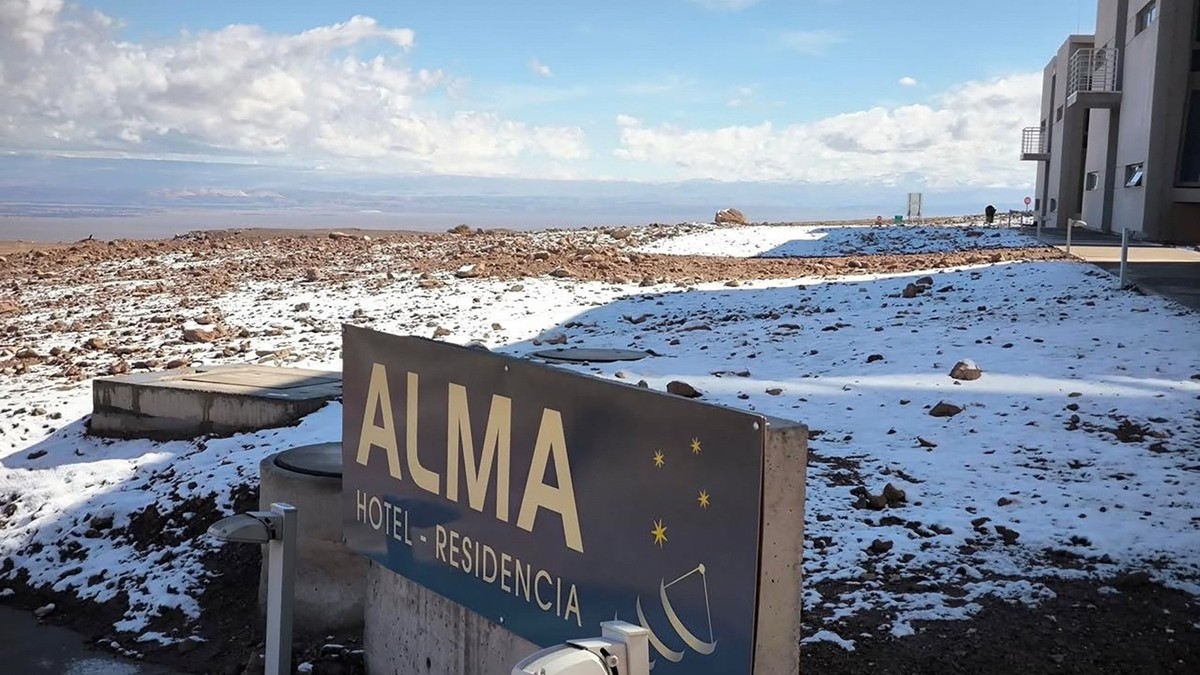 Imagine cu zăpada care s-a depus în deșertul Atacama, în zona Centrului de Suport Operațional ALMA