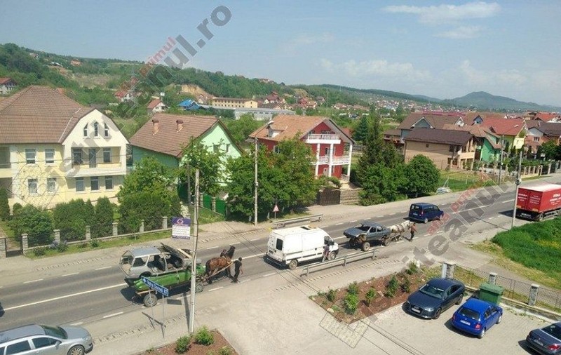 Caravane cu căruțe, caroserii de mașini și o dubă trase de cai, în Bistrița. Au lăsat trecătorii cu gura căscată / VIDEO