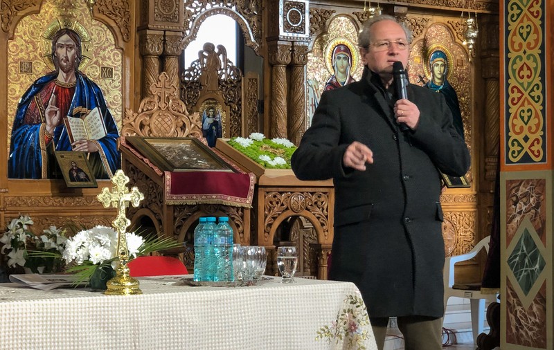 CAMERA ASCUNSĂ. Într-o biserică din Titan, „cu binecuvântarea Preafericitului Părinte Patriarh Daniel”, actorul Dan Puric a elogiat legionari și a acuzat UE: „Ce era Pilat din Pont? Un comisar european”