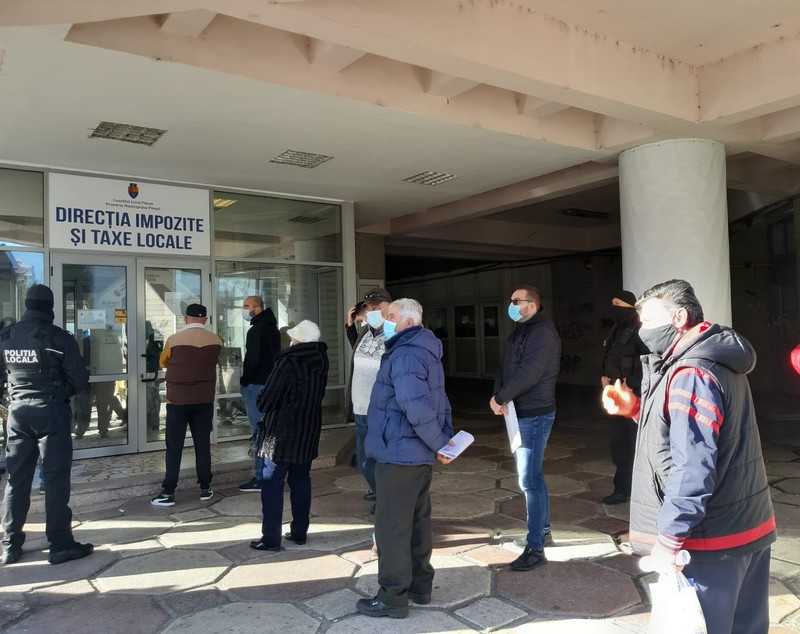Cozi uriașe la serviciul de permise din Pitești. Prefect: „Ne gândim să închidem acest serviciu”