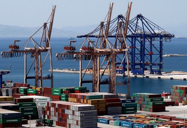 Compania chineză Cosco operează în portul grec Pireu | Foto: EPA