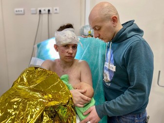 Fotografie cu Olga alăptându-și bebelușul / sursa: pagina de Facebook a spitalului Ohmadît din Kiev