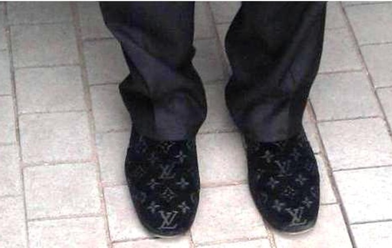 În pantofi Louis Vuitton la parada de la Alba Iulia. Vezi despre ce politician este vorba! FOTO