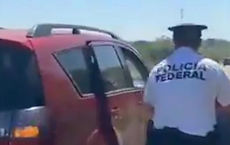 O familie și-a uitat copilul într-un magazin. Poliția a urmărit mașina 15 kilometri ca să-l poată înapoia părinților | FOTO
