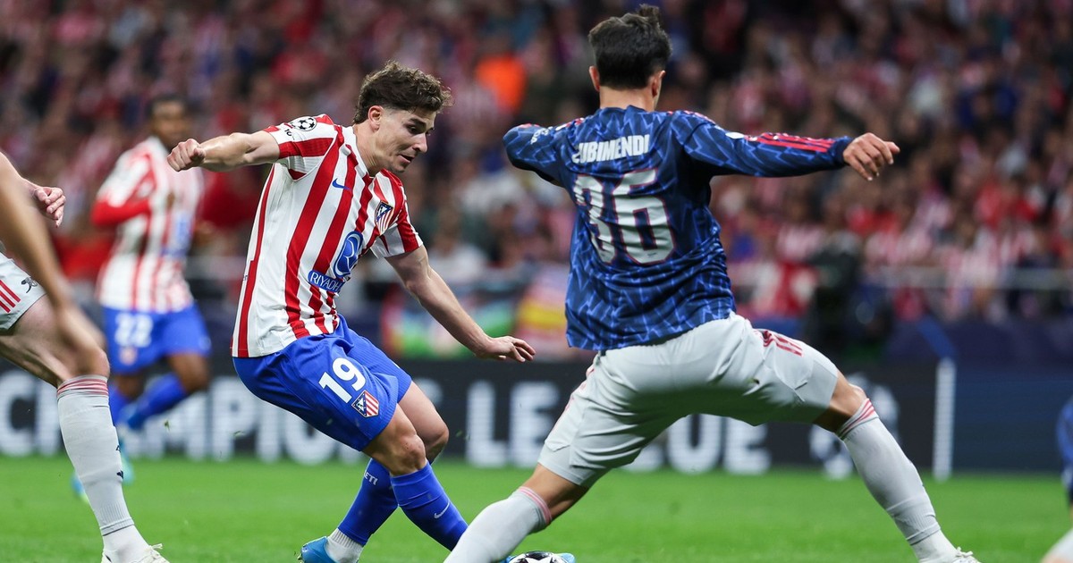 Julian Alvarez de la Atlético Madrid și Martin Zubimendi de la Arsenal FC în acțiune în timpul meciului din prima manșă a semifinalelor Ligii Campionilor UEFA 2025/26 dintre Atlético Madrid și Arsenal FC, disputat pe stadionul Riyadh Air