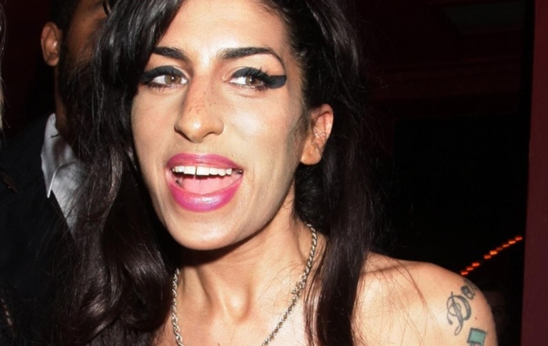 Amy Winehouse îşi bea minţile până adoarme în bar