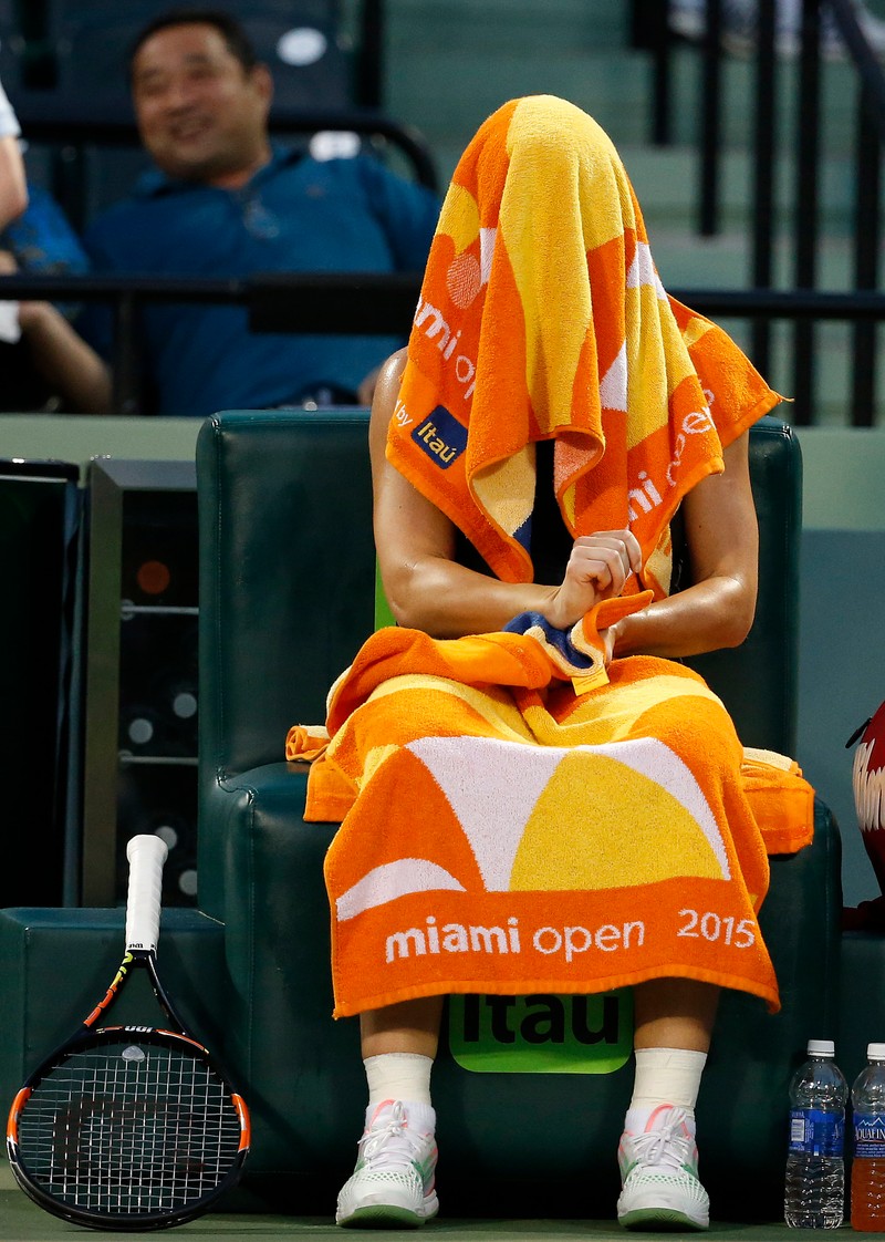 Simona Halep își pune prosopul în cap, când nu mai are soluții FOTO: EPA