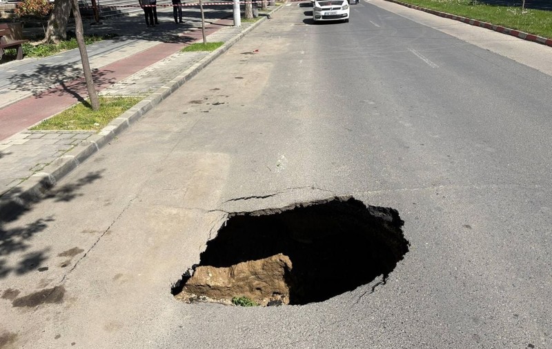 Groapă uriașă în asfalt la Slobozia, pe un bulevard din centrul orașului. Ce spune primarul