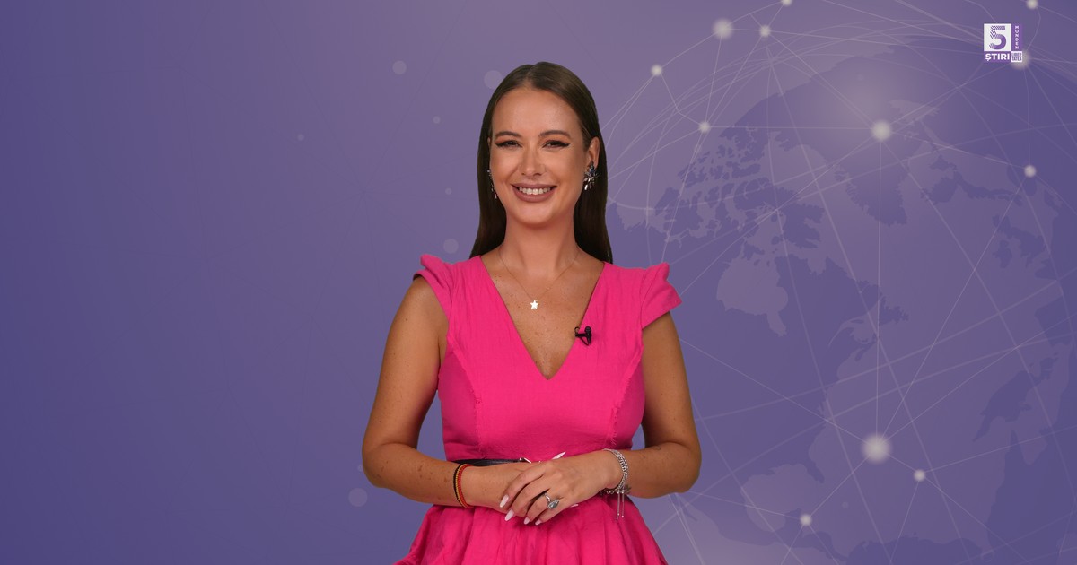 Denisa Macovei, gazda rubricii 5 știri by Libertatea - Monden, îmbrăcată într-o rochie roz, pe un fundal mov.