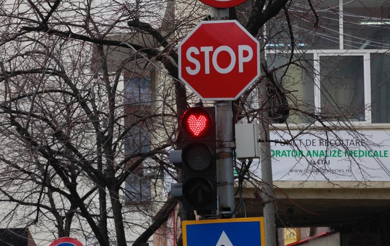 Culoarea roșie a semafoarelor la Buzău, sub formă de inimioare pentru Valentine's Day și Dragobete/GALERIE FOTO