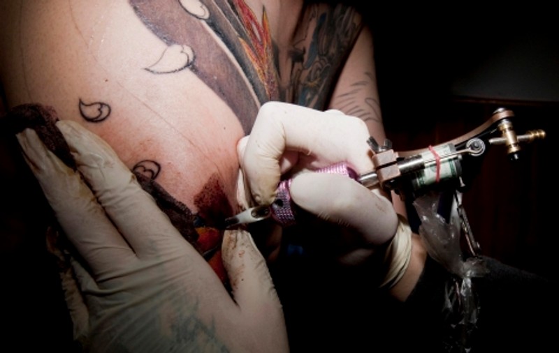 Şi-a obligat fiul de şapte ani să-şi facă tatuaj