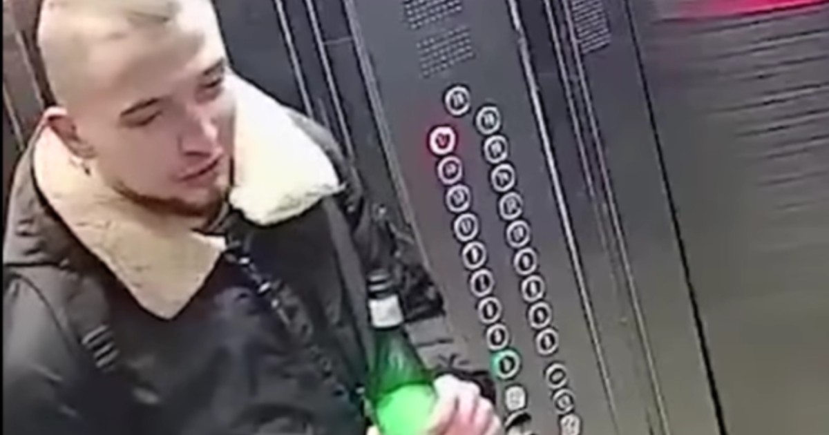 Unul dintre tineri ține o sticlă de bere în mână