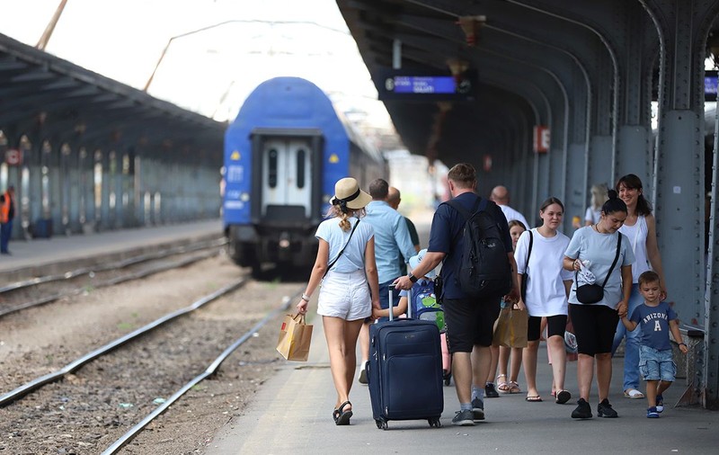 Întârzieri de până la șase ore ale unor trenuri de pasageri, sâmbătă dimineață. Anunțul CFR