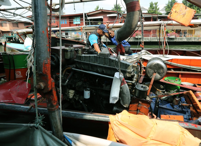 epa05195538 A Thai police officer (C-L) and a taxi boat driver (C-R) inspect a boat after its engine exploded, at Wat Thep Leela pier in Bangkok, Thailand, 05 March 2016. A large gas explosion on a passenger boat in the Saensaep canal in eastern Bangkok on 05 March 2016 morning, has injured at least 50 passengers, media reported. The boat, loaded with more than 60 passengers, was sailing from Wat Sribunruang Temple to Pratunam on its first trip of the day, when an explosion rocked the engine room as the boat was about to dock at Wat Thep Leela pier. The injured passengers were admitted to local hospitals, with two people in serious condition. The boat's gas tanks, which contained LNG gas, were intact after the blast but the engine room was badly damaged, an inspection found. Chavalit Maetayaprapas, CEO of the boat operating company Krobkrua Khonsong, said today's accident was the first of its kind in almost 30 years of service. EPA/NARONG SANGNAK