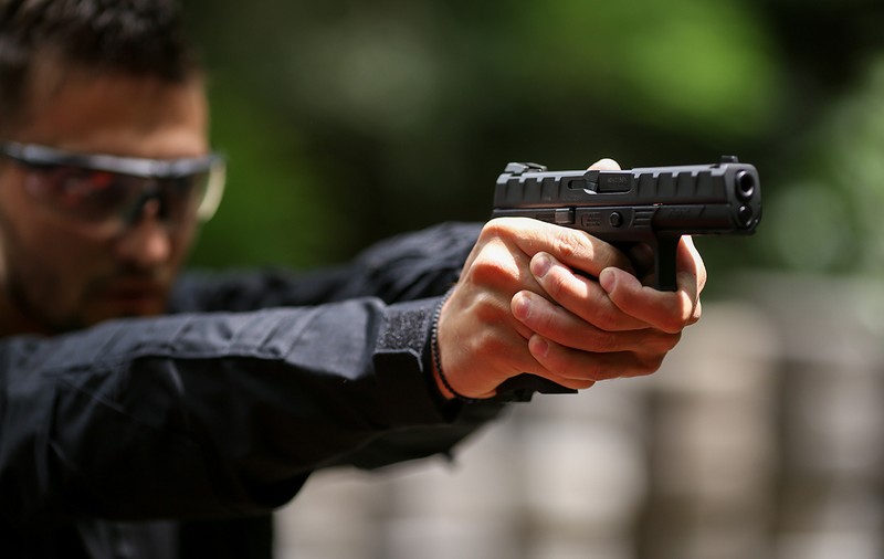 Polițiștii români primesc pistoale Beretta și aruncă la coș anticele Carpați﻿