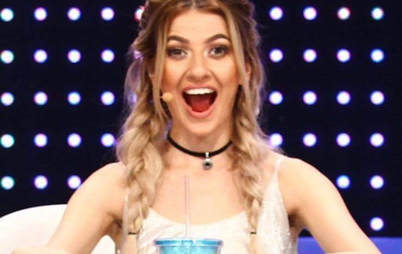 Lidia Buble, topless la piscină