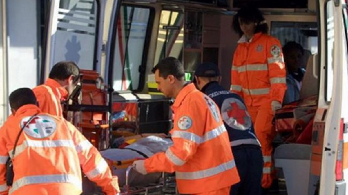 Triunghi amoros multietnic. O româncă i-a încăierat pe un italian și un dominican. Ultimul a ajuns la spital ncat într-un șanț din Italia