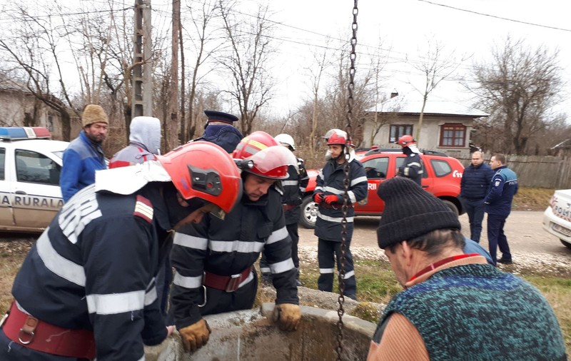 FOTO|O bătrână de 91 de ani din Teleorman a scăpat cu viață după ce a căzut într-o fântână îngustă de un metru