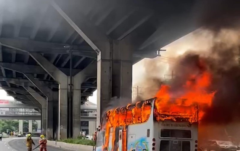 22 de elevi sunt dați dispăruți după ce autobuzul în care se aflau a luat foc, în Thailanda. Zece persoane erau carbonizate în autovehicul | VIDEO