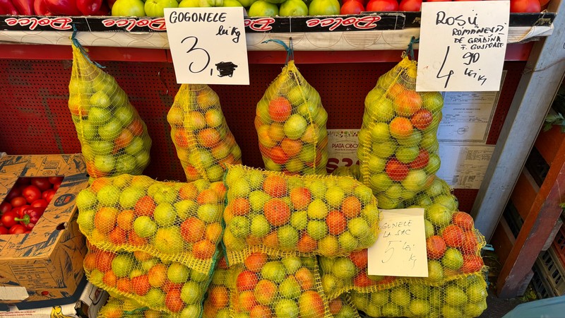 Piața Obor din București. Oamenii au luat cu asalt piața pentru a-și pregăti murăturile de iarnă. Foto: Libertatea