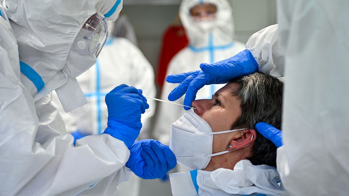 Sistemul medical privat, venituri-record de 15 miliarde de lei în anul pandemiei. Aproape un leu din cinci plătiți la privat este câștig net. Personal medical care preia probe nazale pentru teste de coronavirus