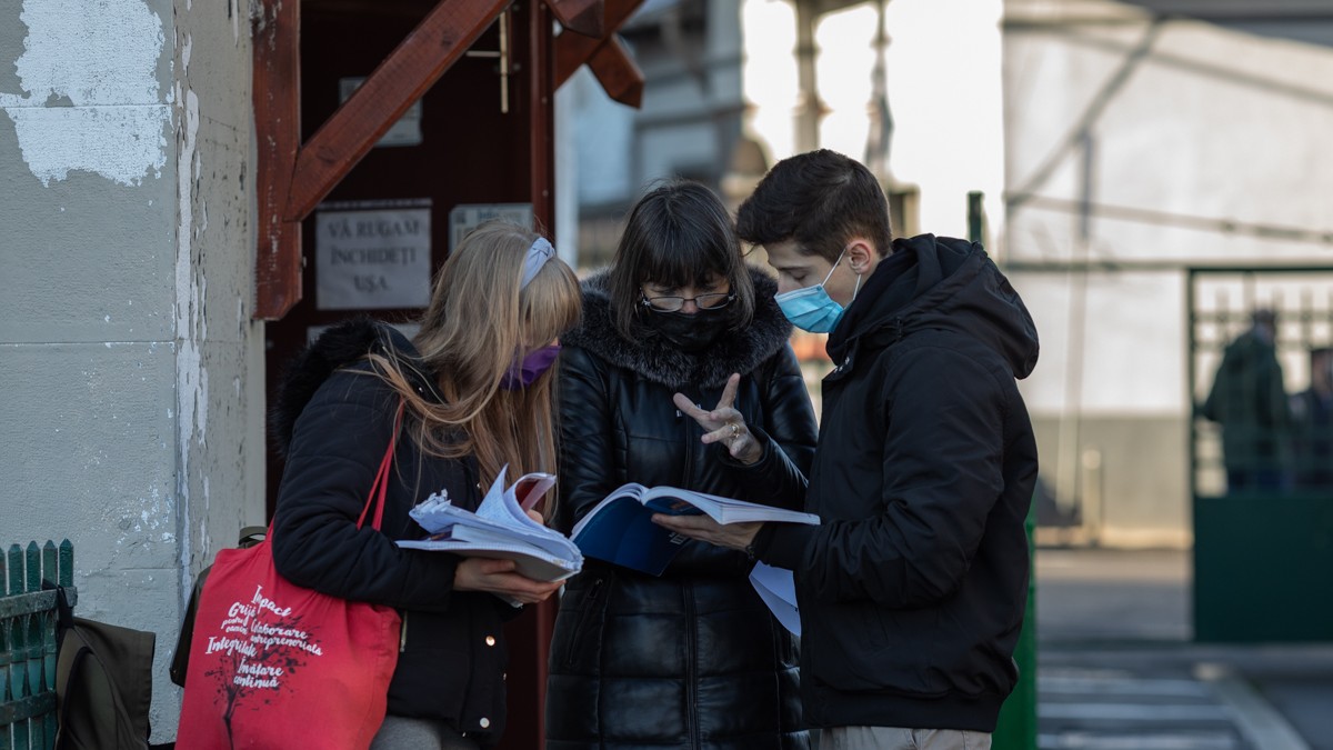 Monica Țopană, profesoară de matematică la Colegiul Gh. Șincai, își ajută elevii să învețe pentru Bac. Foto: Vlad Chirea / Libertatea