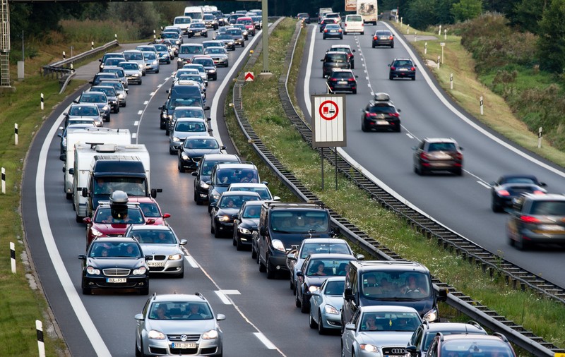 Proprietarii de mașini pot cere recuperarea taxei auto. Cum arată modeul de cerere