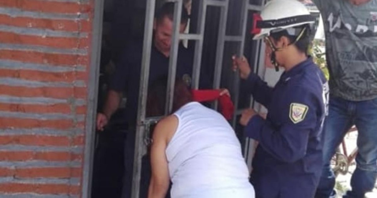 A rămas cu capul prins în poarta unei case timp de cinci ore. A vrut să vadă ce se întâmplă în casa vecinei ei