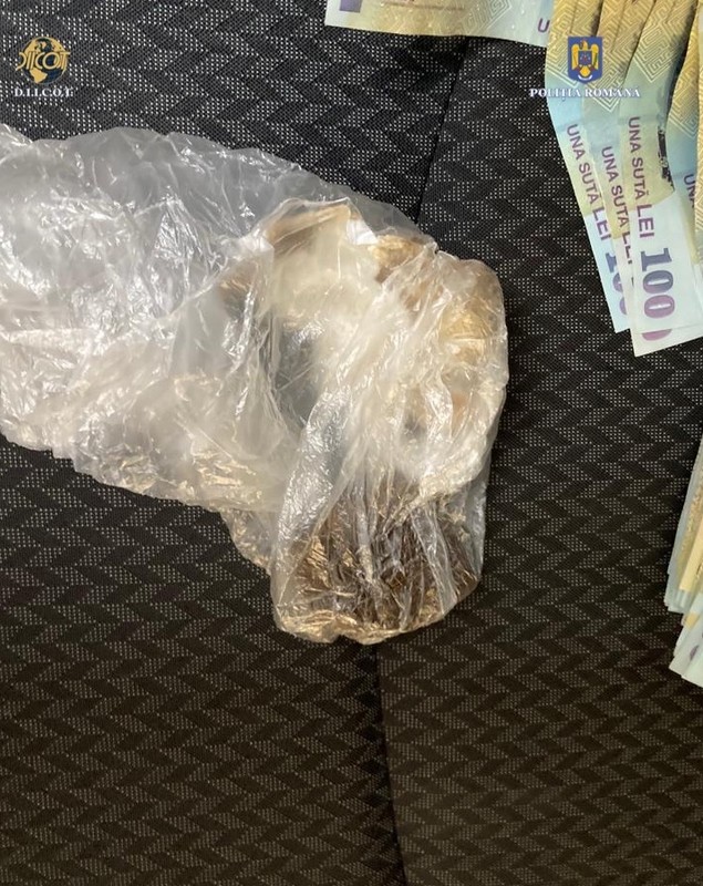 O femeie din Arad, prinsă în flagrant delict când vindea peste un kilogram de haşiş. Tatăl ei adusese drogurile din Spania