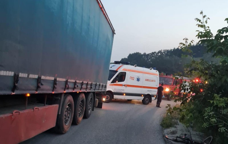 Un biciclist a murit în Bistrița-Năsăud după ce a fost lovit de un TIR al cărui șofer avea permisul suspendat