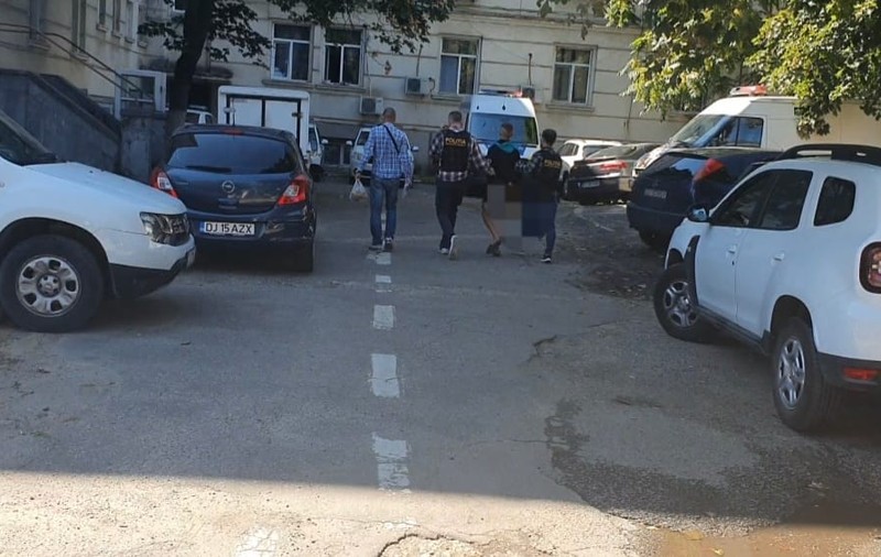 Un băiat de 15 ani a înjunghiat în gât un tânăr, după un conflict într-un bar din Dolj. Agresorul a fost reținut