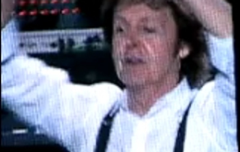 Video| Paul McCartney s-a împiedicat şi a căzut pe scenă, după un concert