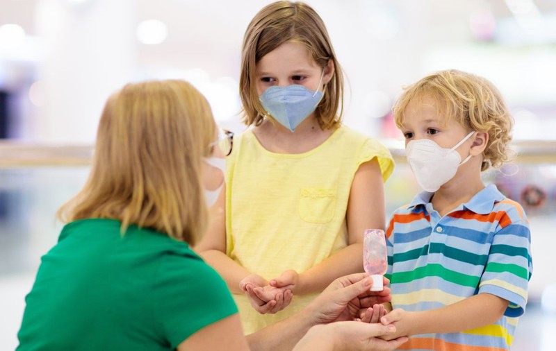 Măștile de protecție, obligatorii la 100 de metri în jurul școlilor, la Botoșani și Galați