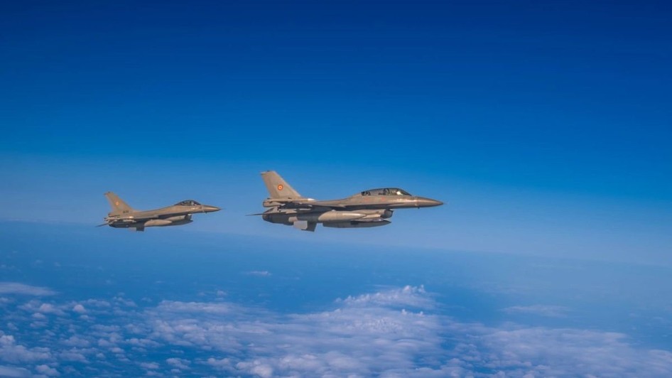 Două avioane F-16 au fost ridicate de la sol, după ce o dronă a fost detectată în spațiul aerian al României. Foto: Facebook / Ministerul Apărării Naționale, România