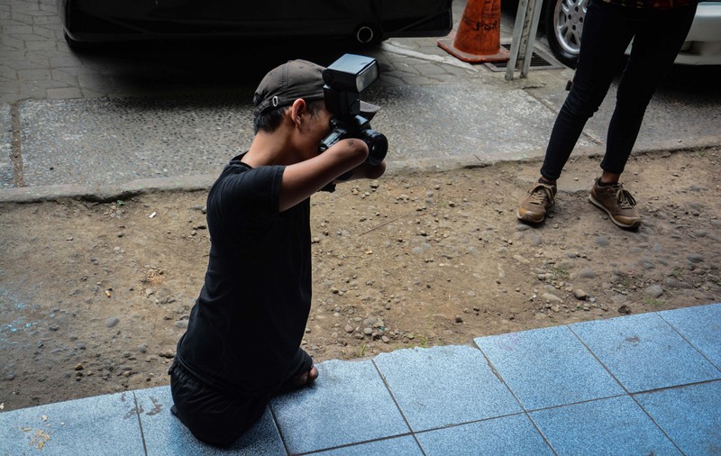 Fotograful fără mâini - povestea impresionată a unui indonezian