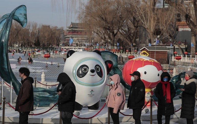 Goana după Bing Dwen Dwen, mascota Olimpiadei de la Beijing. „Am stat toată noaptea la coadă, să iau jucăria de pluș pentru iubita mea”