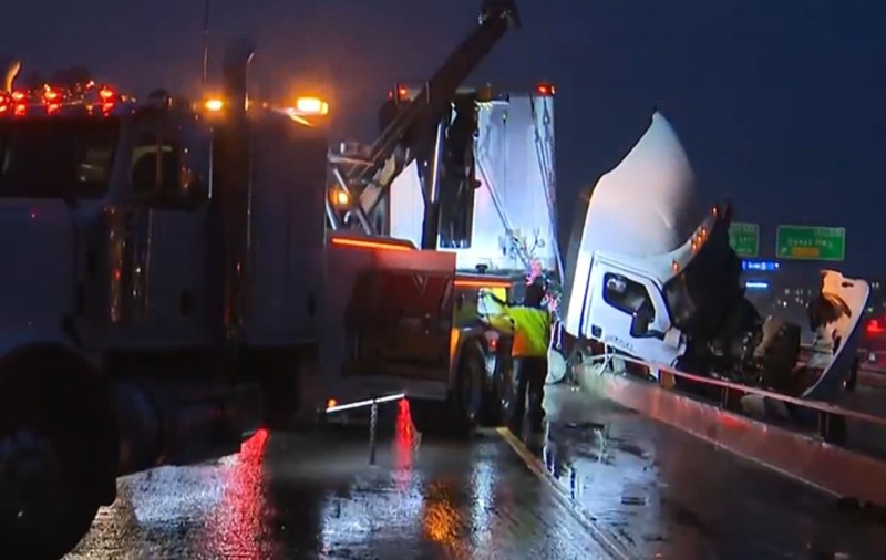 Șofer de TIR salvat din cabina căzută peste marginea unui pod și rămasă suspendată la 21 de metri înălțime