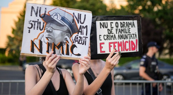 Persoane participa la un protest intitulat Niciuna infranta. Niciuna uitata. Niciuna mai putin. impotriva violentei asupra femeilor, in Piata Victoriei din Bucuresti, miercuri, 18 iunie 2025.