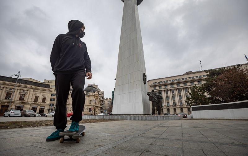 Cum a ajuns monumentul din Piața Revoluției, „Cartoful”, simbolul libertății pentru un skater și ce spune artistul despre cei care-i „profanează opera”