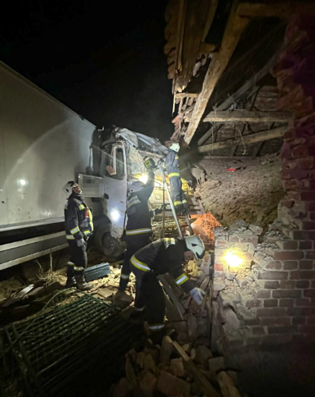 Victoria a scăpat după ce un camion de 30 de tone a intrat în dormitorul ei și l-a dărâmat: „Parcă a picat o bombă peste casă. Un miracol că a supraviețuit fără nimic rupt”